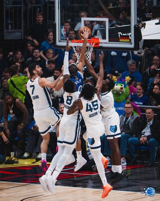 九游游戏中心-世界名画，魔术后卫布莱克潇洒上演以一扣四，灰熊球员望尘莫及