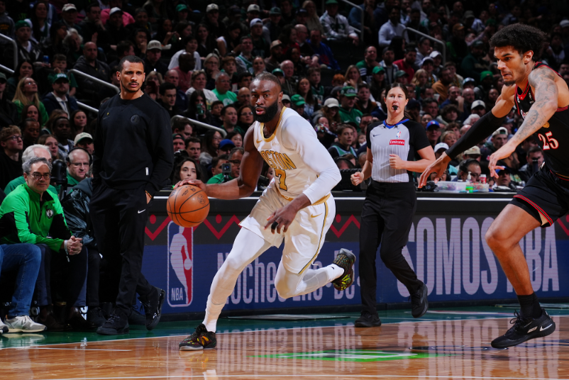 九游游戏中心-40胜东部第二队！马克西33分绿军大胜76人 布朗13000分里程碑